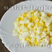 Салат с ананасами, курицей, сыром и яйцом слоями